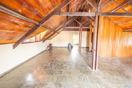 Casa à venda com 500m², 4 quartos e 4 vagas Casa à venda com 500m², 4 quartos e 4 vagasTerraço