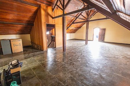 Casa à venda com 500m², 4 quartos e 4 vagas Casa à venda com 500m², 4 quartos e 4 vagasTerraço