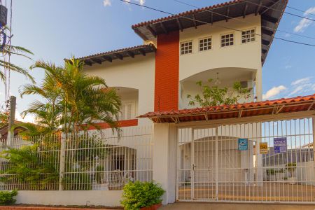 Casa à venda com 410m², 6 quartos e 3 vagas Casa à venda com 410m², 6 quartos e 3 vagasFachada