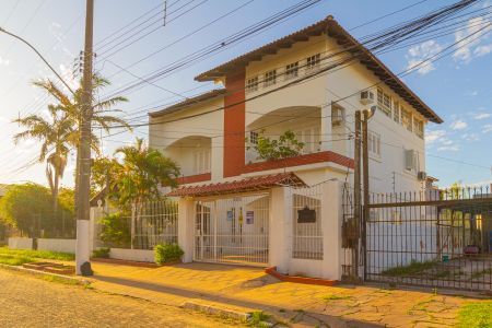 Casa à venda com 410m², 6 quartos e 3 vagas Casa à venda com 410m², 6 quartos e 3 vagasFachada