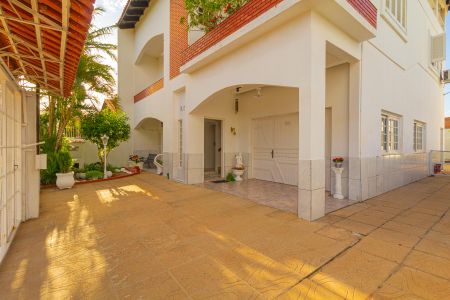 Casa à venda com 410m², 6 quartos e 3 vagas Casa à venda com 410m², 6 quartos e 3 vagasTerraço