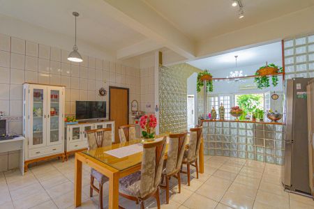 Casa à venda com 410m², 6 quartos e 3 vagas Casa à venda com 410m², 6 quartos e 3 vagasCozinha