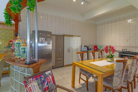 Casa à venda com 410m², 6 quartos e 3 vagas Casa à venda com 410m², 6 quartos e 3 vagasCozinha