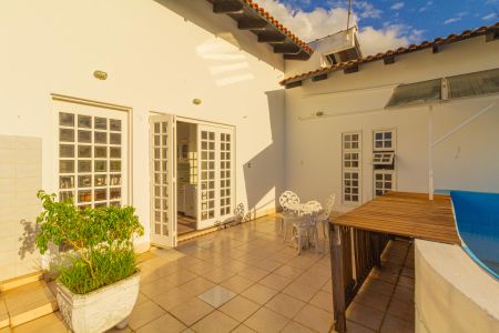 Casa à venda com 410m², 6 quartos e 3 vagas Casa à venda com 410m², 6 quartos e 3 vagasTerraço