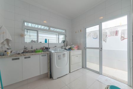 Casa à venda com 270m², 2 quartos e 3 vagas Casa à venda com 270m², 2 quartos e 3 vagasLavanderia