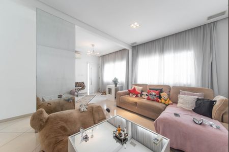 Casa à venda com 270m², 2 quartos e 3 vagas Casa à venda com 270m², 2 quartos e 3 vagasSala