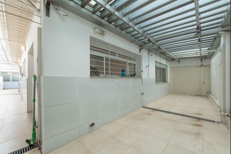 Casa à venda com 270m², 2 quartos e 3 vagas Casa à venda com 270m², 2 quartos e 3 vagasQuintal