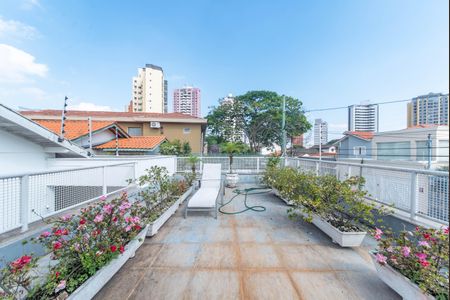 Casa à venda com 270m², 2 quartos e 3 vagas Casa à venda com 270m², 2 quartos e 3 vagasQuintal - Frente