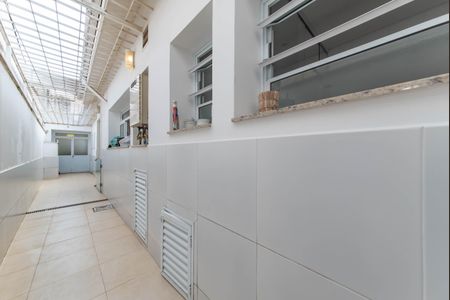 Casa à venda com 270m², 2 quartos e 3 vagas Casa à venda com 270m², 2 quartos e 3 vagasQuintal