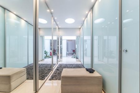 Casa à venda com 270m², 2 quartos e 3 vagas Casa à venda com 270m², 2 quartos e 3 vagasSuíte