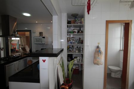 Apartamento à venda com 147m², 4 quartos e 4 vagasCozinha e Área de Serviço