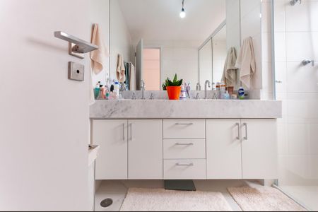 Apartamento à venda com 135m², 3 quartos e 2 vagasBanheiro do quarto 1 Suíte