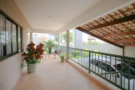 Casa à venda com 453m², 5 quartos e 4 vagasVaranda lateral