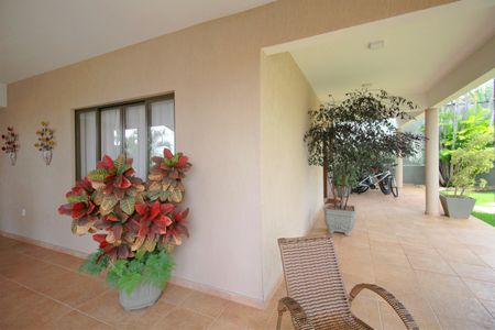 Casa à venda com 453m², 5 quartos e 4 vagasVaranda lateral