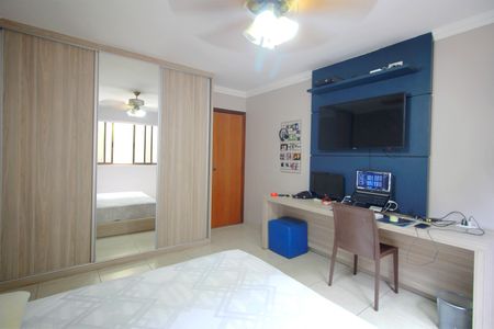 Casa à venda com 453m², 5 quartos e 4 vagasQuarto 2