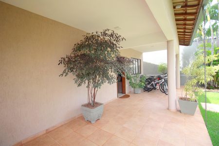 Casa à venda com 453m², 5 quartos e 4 vagasVaranda lateral