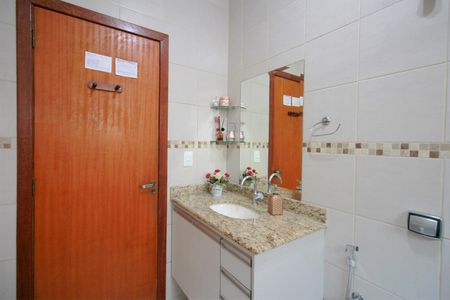 Casa à venda com 453m², 5 quartos e 4 vagasBanheiro 2