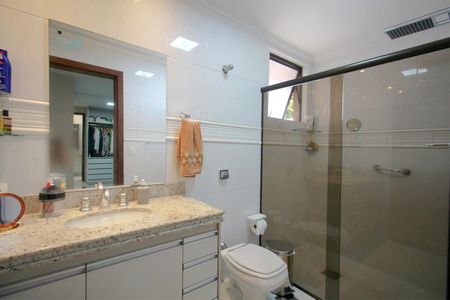 Casa à venda com 453m², 5 quartos e 4 vagasBanheiro da Suíte