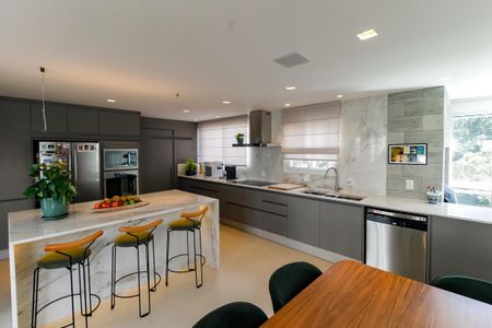 Apartamento à venda com 214m², 2 quartos e 3 vagasCozinha - Armários