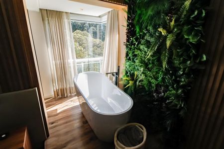 Apartamento à venda com 214m², 2 quartos e 3 vagasBanheiro da Suíte 2 - banheira