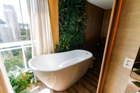 Apartamento à venda com 214m², 2 quartos e 3 vagasBanheiro da Suíte 2 - banheira