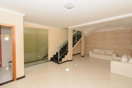 Casa para alugar com 264m², 3 quartos e 2 vagasSala