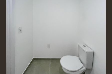 Banheiro de kitnet/studio para alugar com 1 quarto, 25m² em Butantã, São Paulo
