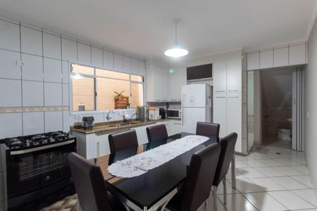 Casa à venda com 215m², 3 quartos e 2 vagasCozinha