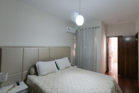 Casa à venda com 208m², 4 quartos e 4 vagasSuite