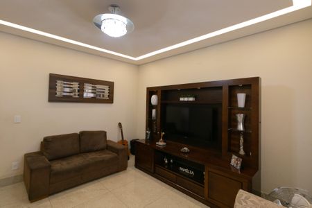 Casa à venda com 208m², 4 quartos e 4 vagasSala