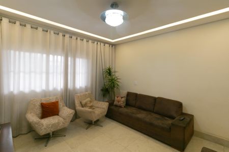 Casa à venda com 208m², 4 quartos e 4 vagasSala