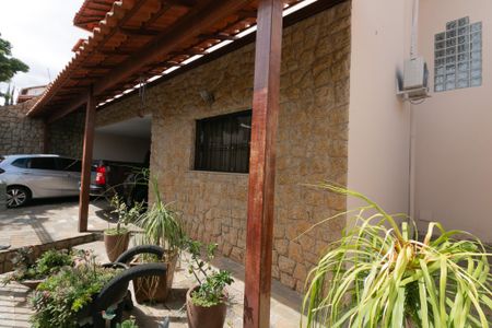 Casa à venda com 208m², 4 quartos e 4 vagasEntrada