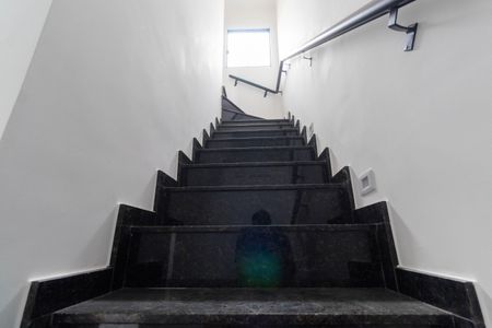 Casa de condomínio à venda com 120m², 2 quartos e 2 vagasEscada