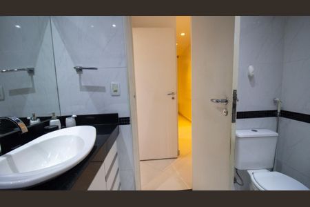 Apartamento à venda com 199m², 3 quartos e 3 vagas Apartamento à venda com 199m², 3 quartos e 3 vagasBanheiro da Suíte 1