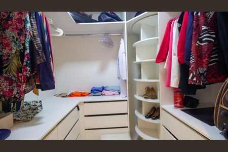 Apartamento à venda com 199m², 3 quartos e 3 vagas Apartamento à venda com 199m², 3 quartos e 3 vagasCloset da Suíte 1