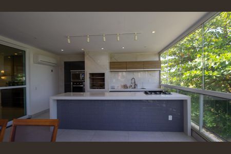 Apartamento à venda com 199m², 3 quartos e 3 vagas Apartamento à venda com 199m², 3 quartos e 3 vagasVaranda