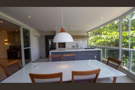 Apartamento à venda com 199m², 3 quartos e 3 vagas Apartamento à venda com 199m², 3 quartos e 3 vagasVaranda