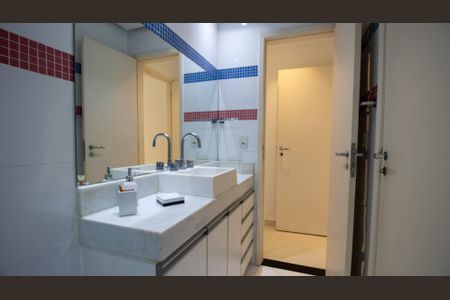 Apartamento à venda com 199m², 3 quartos e 3 vagas Apartamento à venda com 199m², 3 quartos e 3 vagasBanheiro da Suíte 2 e 3