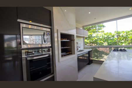 Apartamento à venda com 199m², 3 quartos e 3 vagas Apartamento à venda com 199m², 3 quartos e 3 vagasVaranda