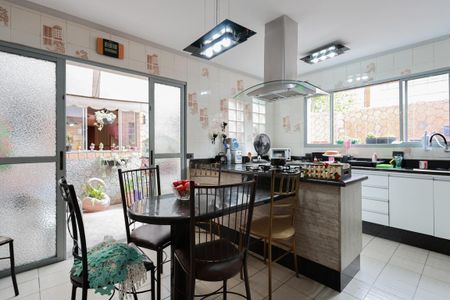 Casa à venda com 320m², 4 quartos e 2 vagasCopa e Cozinha