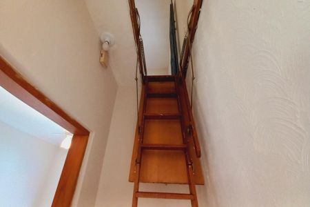 Casa para alugar com 200m², 3 quartos e 2 vagas Casa para alugar com 200m², 3 quartos e 2 vagasEscada
