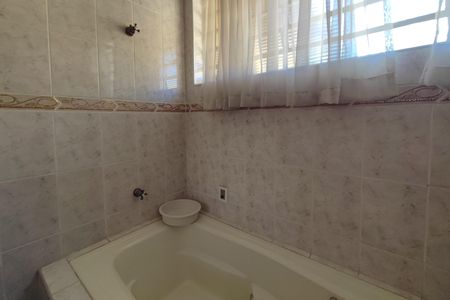 Casa à venda com 200m², 5 quartos e 6 vagas Casa à venda com 200m², 5 quartos e 6 vagasBanheiro