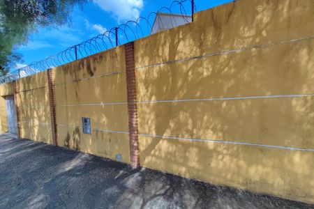 Casa à venda com 200m², 5 quartos e 6 vagas Casa à venda com 200m², 5 quartos e 6 vagasFachada