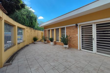 Casa à venda com 200m², 5 quartos e 6 vagas Casa à venda com 200m², 5 quartos e 6 vagasQuintal - Garagem