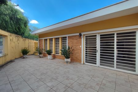 Casa à venda com 200m², 5 quartos e 6 vagas Casa à venda com 200m², 5 quartos e 6 vagasQuintal - Garagem