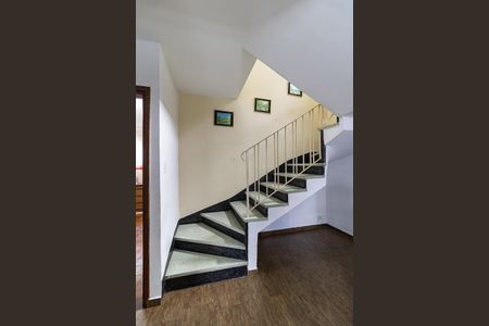 Casa à venda com 170m², 4 quartos e 2 vagasEscada