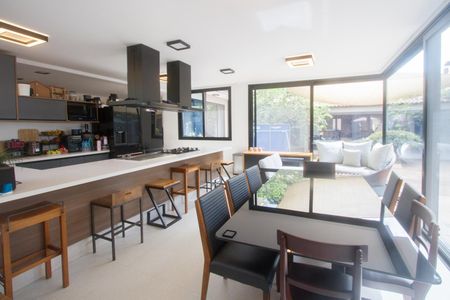 Casa à venda com 1200m², 8 quartos e 4 vagasSala