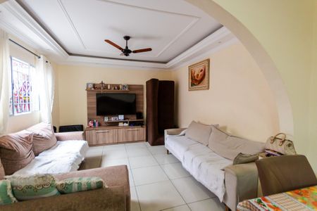 Casa à venda com 206m², 3 quartos e 2 vagas Casa à venda com 206m², 3 quartos e 2 vagasSala