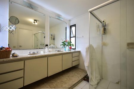 Apartamento à venda com 261m², 4 quartos e 4 vagasBanheiro Suíte 2