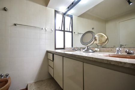 Apartamento à venda com 261m², 4 quartos e 4 vagasBanheiro Suíte 1